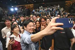 Perdana Menteri, Encik Lawrence Wong (tengah), bergambar bersama belia semasa satu dialog dengan pelajar yang menuntut di Institusi Pendidikan Tinggi (IHL), yang diadakan di Universiti Pengurusan Singapura (SMU) pada 2 Julai.