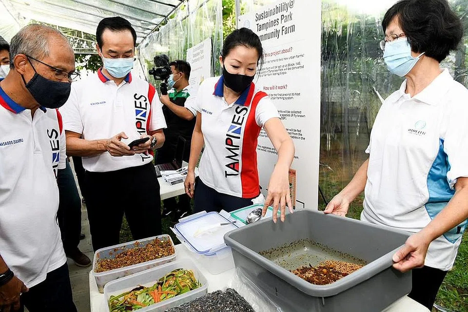 BANDAR EKO: Turut menghadiri pelancaran 'Kemampanan @ Taman Tampines' semalam adalah (dari kiri) Menteri Pembangunan Sosial dan Keluarga, Encik Masagos Zulkifli Masagos Mohamad, Menteri Negara Kanan (Kesihatan), Dr Koh Poh Koon serta Pengerusi Majlis Bandaran Tampines, Cik Cheng Li Hui. - Foto MAJLIS BANDARAN TAMPINES