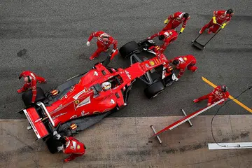 LEBIH MAMPU BERSAING: Prestasi Ferrari semasa perlumbaan ujian minggu lalu mencadangkan pasukan yang berpangkalan di Italy itu kian bangkit dan mampu kembali bersaing dengan Mercedes yang telah memenangi tiga kejuaraan dunia berturut-turut musim ini. - Foto REUTERS