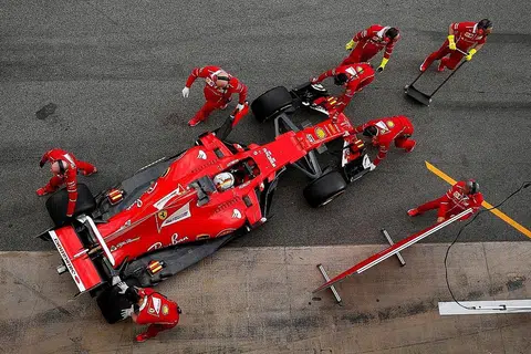 LEBIH MAMPU BERSAING: Prestasi Ferrari semasa perlumbaan ujian minggu lalu mencadangkan pasukan yang berpangkalan di Italy itu kian bangkit dan mampu kembali bersaing dengan Mercedes yang telah memenangi tiga kejuaraan dunia berturut-turut musim ini. - Foto REUTERS