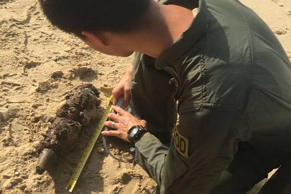BERJAYA DIMUSNAHKAN: Unit Penghapus Kelengkapan Letupan (EOD) telah memusnahkan barangan lama peninggalan perang dunia seberat sekitar 11 kilogram ini yang ditemui DI East Coast Park kelmarin. - Foto FACEBOOK THE SINGAPORE ARMY