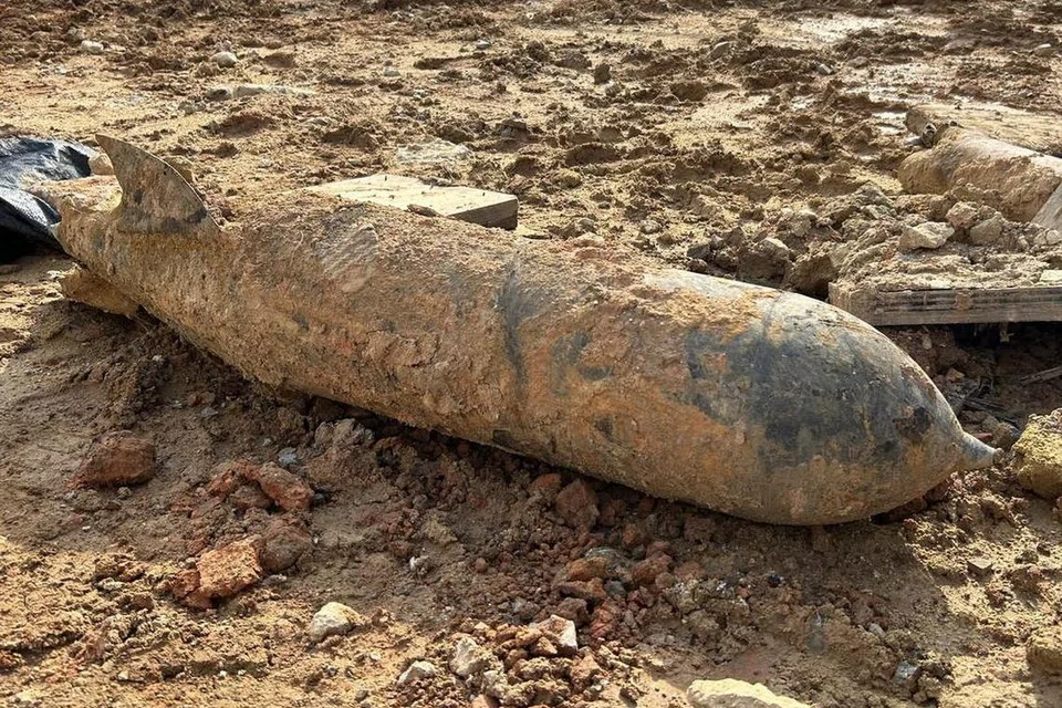 BOM PERANG DUNIA KEDUA: Relik bom seberat 100 kilogram ditemui di tapak pembinaan di Upper Bukit Timah Road. 