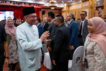 Perdana Menteri Malaysia, Datuk Seri Anwar Ibrahim, beramah-tamah dengan penjawat awam di Jabatan Perdana Menteri dalam sesi perjumpaan menyampaikan amanat tahun baru 2025 di Putrajaya pada 3 Januari. 