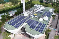 MANFAATKAN TENAGA MATAHARI: JTC Corporation kini memerlukan panel solar dipasang di kemudahan di semua estetnya. Gambar menunjukkan panel solar di bumbung bangunan JTC di Jurong Town Hall. - Foto JTC