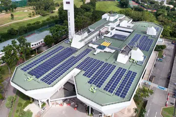 MANFAATKAN TENAGA MATAHARI: JTC Corporation kini memerlukan panel solar dipasang di kemudahan di semua estetnya. Gambar menunjukkan panel solar di bumbung bangunan JTC di Jurong Town Hall. - Foto JTC