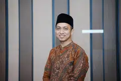 Ustaz Ahmad Khushairi Abidin memulakan perjalanan dakwahnya di Masjid Darul Ghufran selama 18 tahun, sebelum menjadi Ketua Kaunselor Projek Arif, AMP Singapura.