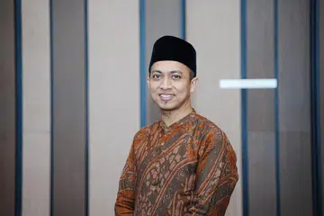 Ustaz Ahmad Khushairi Abidin memulakan perjalanan dakwahnya di Masjid Darul Ghufran selama 18 tahun, sebelum menjadi Ketua Kaunselor Projek Arif, AMP Singapura.