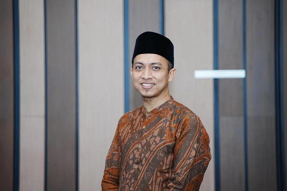 Ustaz Ahmad Khushairi Abidin memulakan perjalanan dakwahnya di Masjid Darul Ghufran selama 18 tahun, sebelum menjadi Ketua Kaunselor Projek Arif, AMP Singapura.