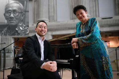 IKTIRAF SUMBANGAN: Penggubah lagu setempat, Encik Julian Wong (kiri) bersama anak Allahyarham Encik Zubir, Dr Rohana Zubir berganding bahu bagi persembahan seni pencahayaan, Light to Night Festival, sempena memperingati dwi-abad negara ini, Bicentennial Singapura. - Foto BH oleh MARK CHEONG
