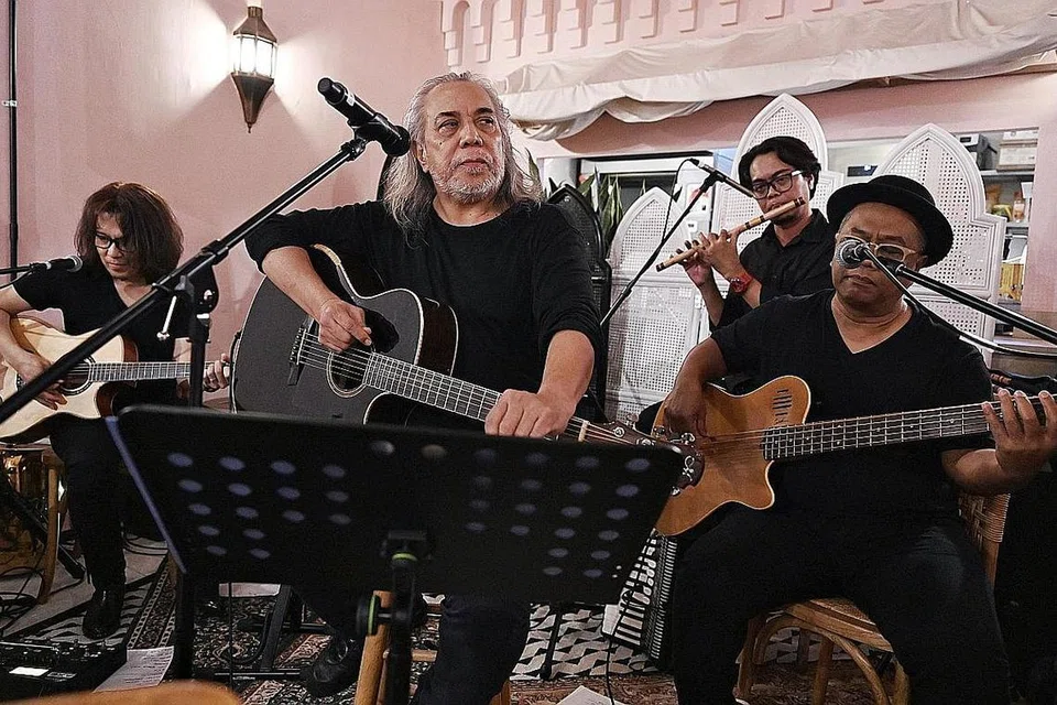 HIDUPKAN WARISAN: Datuk Ramli Sarip senangi sesi perkongsian mengenai karya yang dihasilkan sejauh ini yang sebilangannya mempunyai nilai sejarah, bahasa, budaya dan jati diri Melayu. - Foto-foto BH oleh KHALID BABA