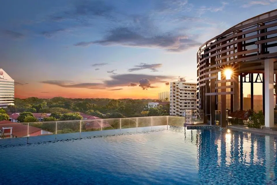 KOLAM INFINITI: Di Momentus Hotel Alexandra, ketenangan dapat dirasakan di dalam kolam renang infiniti ini sambil menikmati pemandangan kejiranan Alexandra.