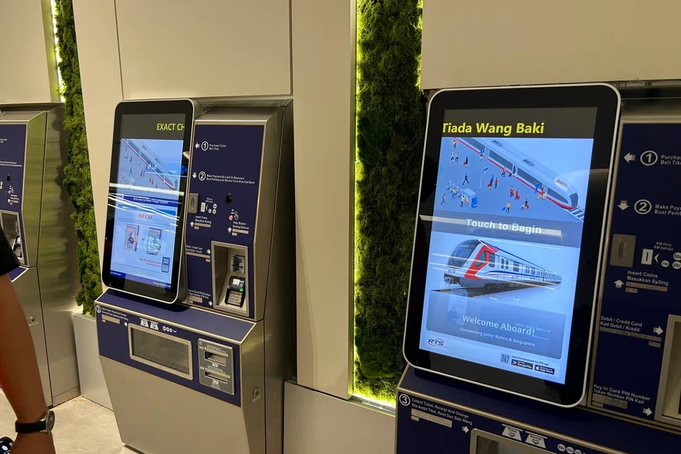 Mesin pembelian tiket Laluan Sistem Transit Laju (RTS Link) Johor Bahru-Singapura di Stesen Bukit Chagar, Johor Bahru.