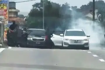 Pegawai polis mengekori sebuah kereta putih yang bergerak dengan mencurigakan sebelum kejadian tembakan itu sekitar 5 petang pada 15 Jun, kata ketua polis Johor M. Kumar. 