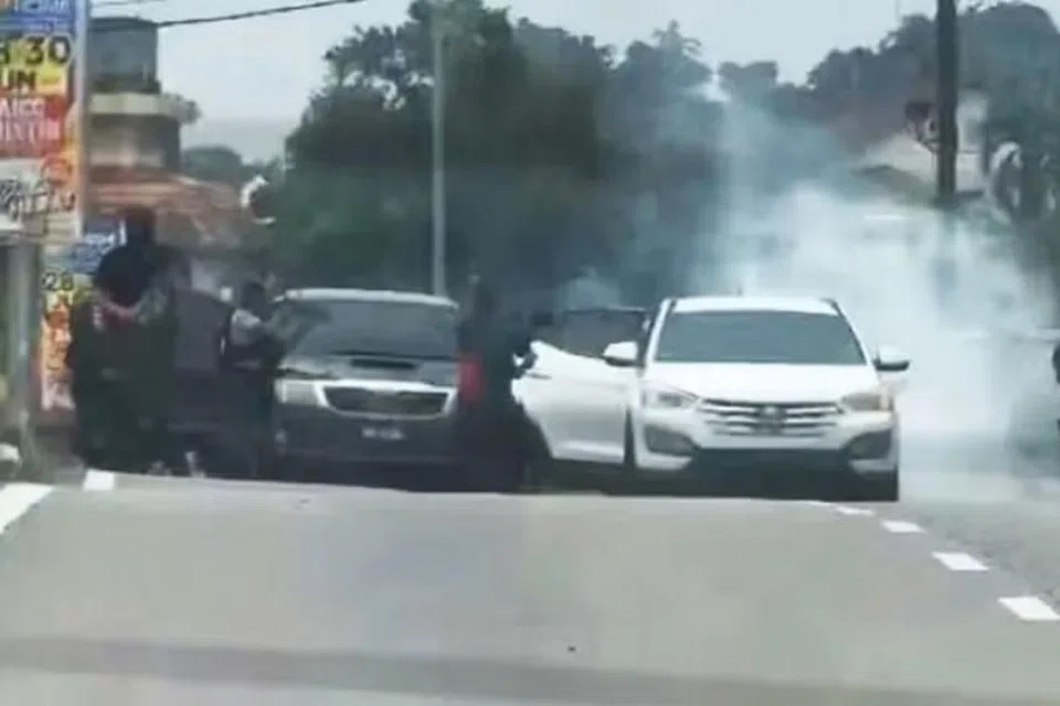 Pegawai polis mengekori sebuah kereta putih yang bergerak dengan mencurigakan sebelum kejadian tembakan itu sekitar 5 petang pada 15 Jun, kata ketua polis Johor M. Kumar. 