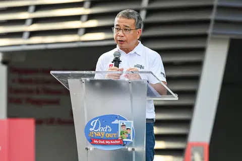 Tetamu terhormat, Menteri Undang-Undang merangkap Menteri Kedua Ehwal Dalam Negeri, Encik Edwin Tong, menyampaikan ucapan di acara Dad’s Day Out di OCBC Square, yang meraikan peranan penting para bapa dalam membentuk keluarga.