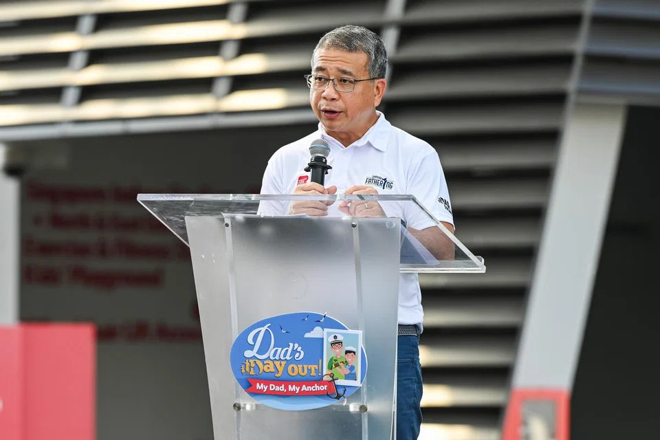Tetamu terhormat, Menteri Undang-Undang merangkap Menteri Kedua Ehwal Dalam Negeri, Encik Edwin Tong, menyampaikan ucapan di acara Dad’s Day Out di OCBC Square, yang meraikan peranan penting para bapa dalam membentuk keluarga.