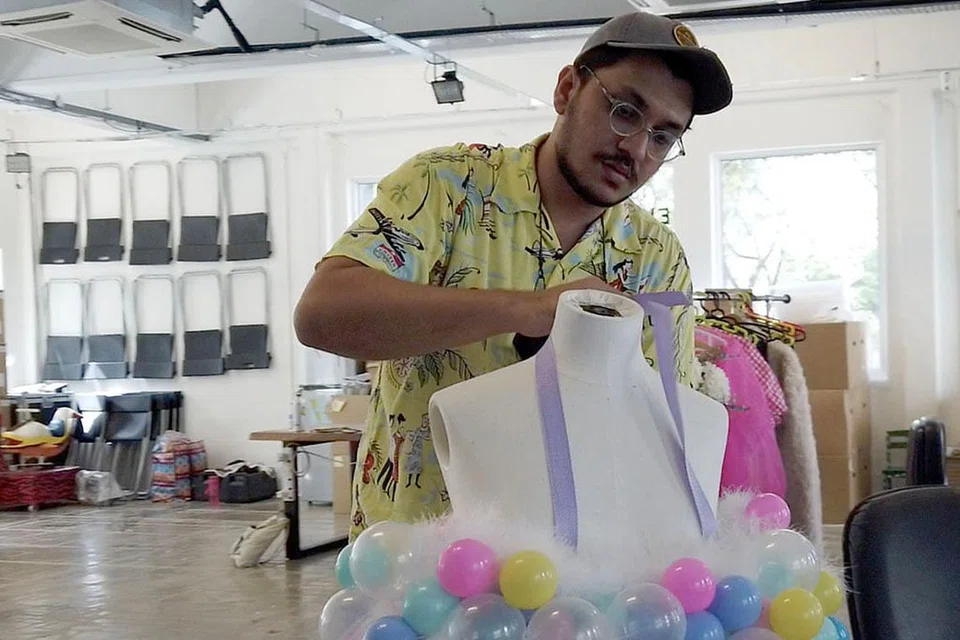 GEMBIRA MENERIMA PELUANG: Mengambil peranan sebagai pereka set dan pakaian dalam Permission to Dream, Encik Syadiq akan merealisasikan karya digital kepada ruang fizikal dengan penggunaan pencahayaan dan penghibur. - Foto MAMA MAGNET