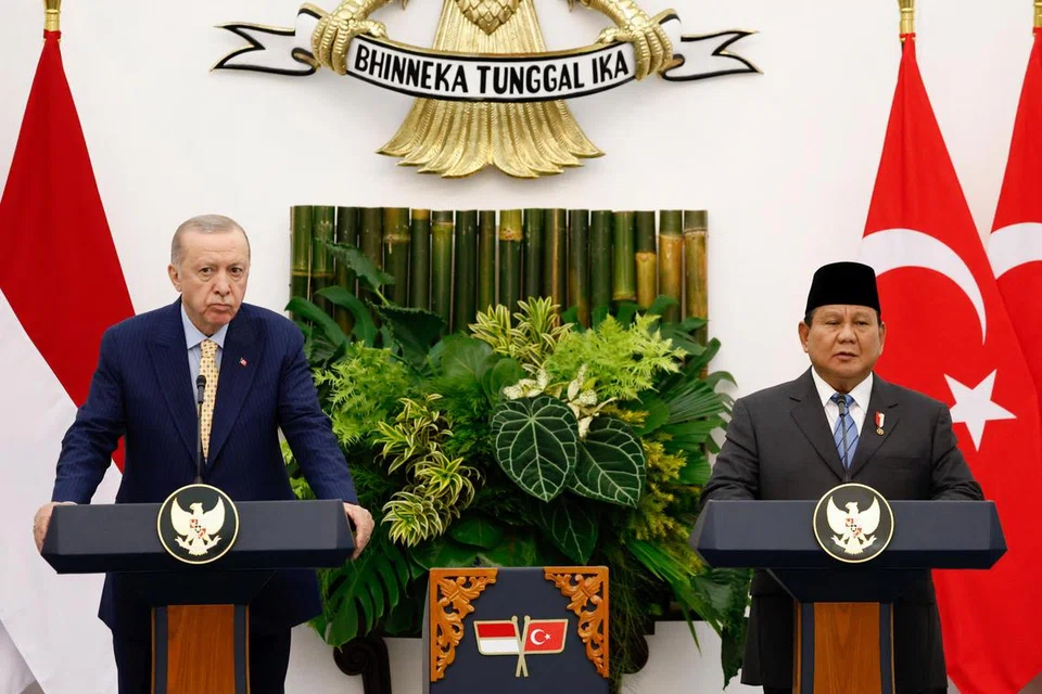 Presiden Indonesia, Encik Prabowo Subianto (Kanan) dan Presiden Turkey, Encik Recep Tayyip Erdogan, menghadiri sidang akhbar di Istana Presiden di Bogor, Indonesia, pada 12 Februari. 