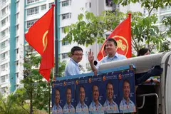 Calon Parti Pekerja, Encik Andre Low (kanan), berterima kasih kepada penduduk SMC Jalan Kayu kerana memberi kepercayaan sehingga beliau meraih 48.53 peratus undi – tidak jauh daripada peratusan undi yang dimenangi calon PAP, Encik Ng Chee Meng.                                