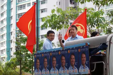 Calon Parti Pekerja, Encik Andre Low (kanan), berterima kasih kepada penduduk SMC Jalan Kayu kerana memberi kepercayaan sehingga beliau meraih 48.53 peratus undi – tidak jauh daripada peratusan undi yang dimenangi calon PAP, Encik Ng Chee Meng.                                