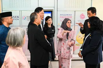 Tengku Ampuan Pahang Tunku Azizah Aminah Maimunah Iskandariah (tiga dari kanan) bersama delegasi dari Malaysia melawat Hospital Wanita dan Kanak-Kanak KK (KKH) pada 27 Mei. Turut hadir ialah Putera Pahang, Tengku Panglima Raja Amir Nasser Ibrahim Shah (kiri).