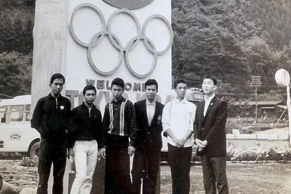 Hamid Supa’at (ketiga dari kanan) bersama rakan sepasukannya di Kampung Berbasikal di Hachioji dalam Sukan Olimpik 1964 di Tokyo, Jepun.