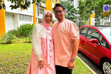 LEBIH BAHAGIA: Encik Fadzil Zainuddin bersama isterinya, Cik Norashikin Ahmad, sewaktu menyambut Hari Raya Aidilfitri tahun ini.