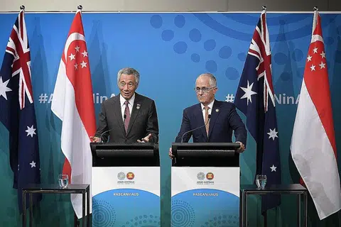 PRIHATIN DASAR PERLINDUNGAN: Encik Lee (kiri) dan Encik Turnbull menekankan peri pentingnya kerjasama Singapura dan Australia semasa menemui wartawan di sidang akhbar semasa Sidang Khas Asean-Australia.- Foto BH oleh NG SOR LUAN