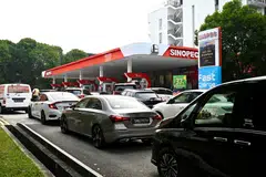 Kereta dilihat beratur di kedai pam minyak Sinopec di Bukit Timah pada 17 September, untuk menikmati promosi diskaun 29 peratus yang sedang djalankan. Harga petrol di syarikat peruncit utama di sini melonjak antara 8 hingga 12 sen seliter pada 14 September, sekali gus menamatkan tempoh kestabilan sepanjang dua bulan lalu berikutan konflik di Timur Tengah.