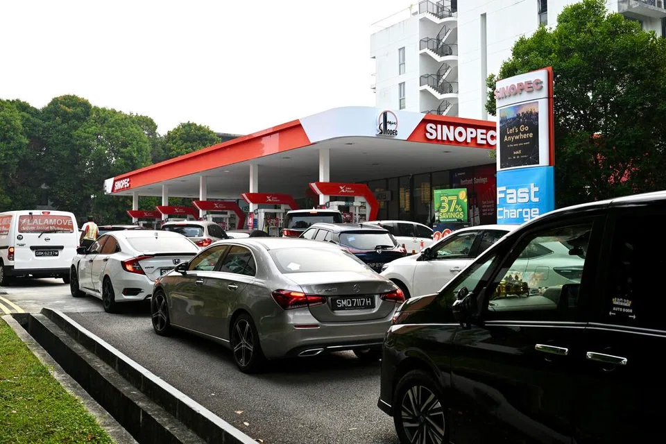 Kereta dilihat beratur di kedai pam minyak Sinopec di Bukit Timah pada 17 September, untuk menikmati promosi diskaun 29 peratus yang sedang djalankan. Harga petrol di syarikat peruncit utama di sini melonjak antara 8 hingga 12 sen seliter pada 14 September, sekali gus menamatkan tempoh kestabilan sepanjang dua bulan lalu berikutan konflik di Timur Tengah.