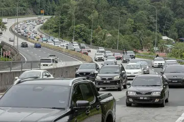 Penduduk bandar di Kuala Lumpur memandu pulang ke kampung halaman sempenan Hari Raya Aidilfitri. - Foto ASTRO AWANI