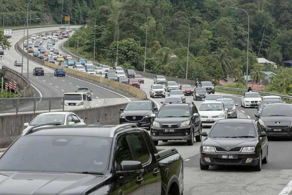 Penduduk bandar di Kuala Lumpur memandu pulang ke kampung halaman sempenan Hari Raya Aidilfitri. - Foto ASTRO AWANI