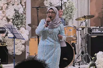TETAP BERSEMANGAT: Sanisah  Huri mampu memberikan persembahan yang memukau sempena konsert ‘Syawal Yang Dirindu’ Sabtu lalu.