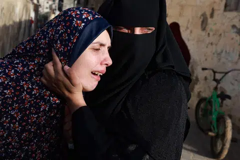 Cik Rania Abu Anza (kiri) ibu kepada bayi kembar Naeem dan Wissam, yang terbunuh dalam serangan udara Israel yang terkini, meratapi kematian mereka sebelum pengebumian anak-anaknya di Rafah di selatan Jaluran Gaza pada 3 Mac.