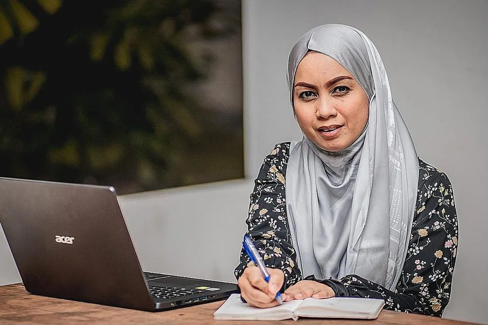 CIK SU'ILIANI SUK'IONO: Berasa terharu mendapat peluang menyertai program Wanita Kembali Bekerja, atau 'Back-To-Work Women' (BWW), dan menggalakkan kaum wanita yang ingin kembali bekerja dan memerlukan bantuan agar mempertimbang menyertai program tersebut. -Foto BH oleh NUR DIYANA TAHA