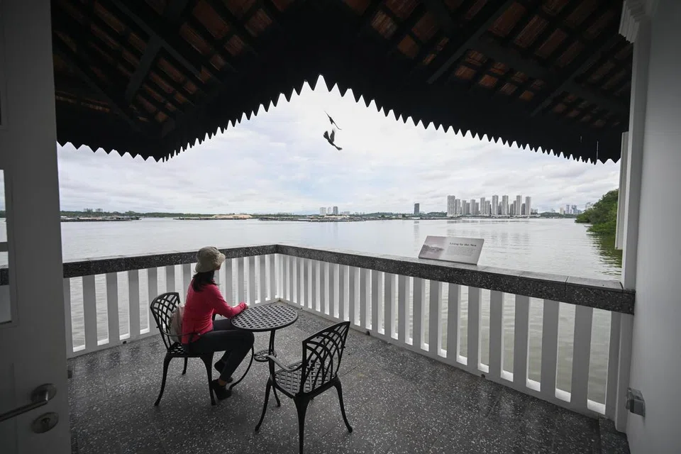 TENANG MEMANDANG: Seorang pengunjung menikmati pemandangan laut dari Cashin House di Taman Semula Jadi Lim Chu Kang. Cashin House menghadap ke Selat Johor dan jetinya terkenal sebagai salah satu tempat mendarat tentera Jepun di pantai barat laut pada 8 Februari 1942. 