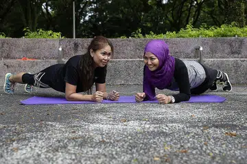 AKTIF BERSAMA: Cik Kartini Abdul Talib (kiri) dan Cik Yusmawati Mohamed Yusoff baru-baru ini selesai mengikuti program pensijilan jurulatih peribadi. Mereka berharap dapat membimbing rakan-rakan dan saudara mara mereka menjadi lebih cergas dan aktif. - Foto BH oleh KEVIN LIM