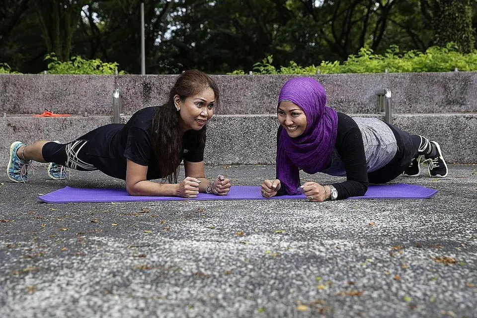 AKTIF BERSAMA: Cik Kartini Abdul Talib (kiri) dan Cik Yusmawati Mohamed Yusoff baru-baru ini selesai mengikuti program pensijilan jurulatih peribadi. Mereka berharap dapat membimbing rakan-rakan dan saudara mara mereka menjadi lebih cergas dan aktif. - Foto BH oleh KEVIN LIM