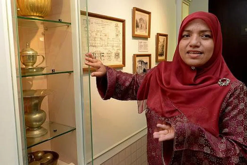UNIK LAGI BERSEJARAH: Dr Sharifah Mariam menunjukkan barangan milik Sharifah Alawiya Abu Bakar Aljunied yang dipamerkan dalam Pameran Balestier: A Hundred Years di Sun Yat Sen Nanyang Memorial Hall di Tai Gin Road, Balestier. - Foto TUKIMAN WARJI