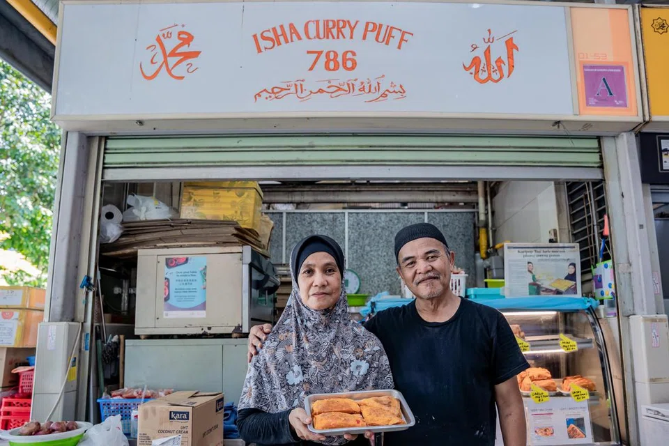 TANPA MESIN: Pemilik Isha Curry Puff, Cik Hamidah Ahmad dan Encik Ismail Salim memulakan hari mereka awal pagi bagi menyiapkan karipap buatan tangan.