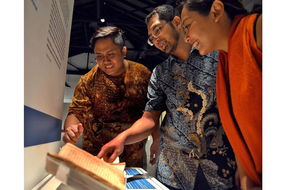 PENERUS WARISAN JAWA: (Dari kiri) Encik Fezan Redwan, Encik Haider Sahle dan Cik Suhaili Osman sedang menerangkan tentang naskhah buku Jawa lama dalam tulisan Hanacaraka. - Foto-foto SHAKIR SAIFUDDIN