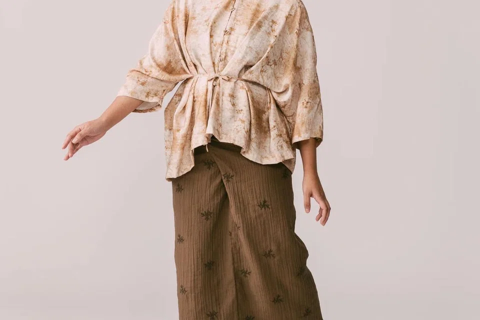 Baju linen memang sesuai dipakai dalam cuaca bahang seperti di Singapura.