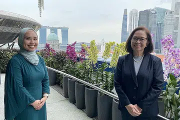 PERANAN DALAM RUNDINGAN ANTARABANGSA: Ketua Perunding Singapura bagi Perjanjian Kerjasama Ekonomi Menyeluruh Serantau (RCEP) Cik Sulaimah Mahmood (kanan) bersama ketua bab pelaburan rundingan RCEP, Cik Faridah Mohd Saad. - Foto BH oleh NORHAIZA HASHIM dan MCI