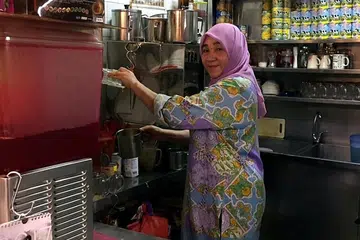 PRIHATIN: Hajah Mariamah risau tentang masa depan perniagaannya menjual air panas dan sejuk di Pasar Geylang Serai kerana tidak pasti ada sesiapa yang berminat menggantikannya. - Foto ROSEBI MOHD SAH