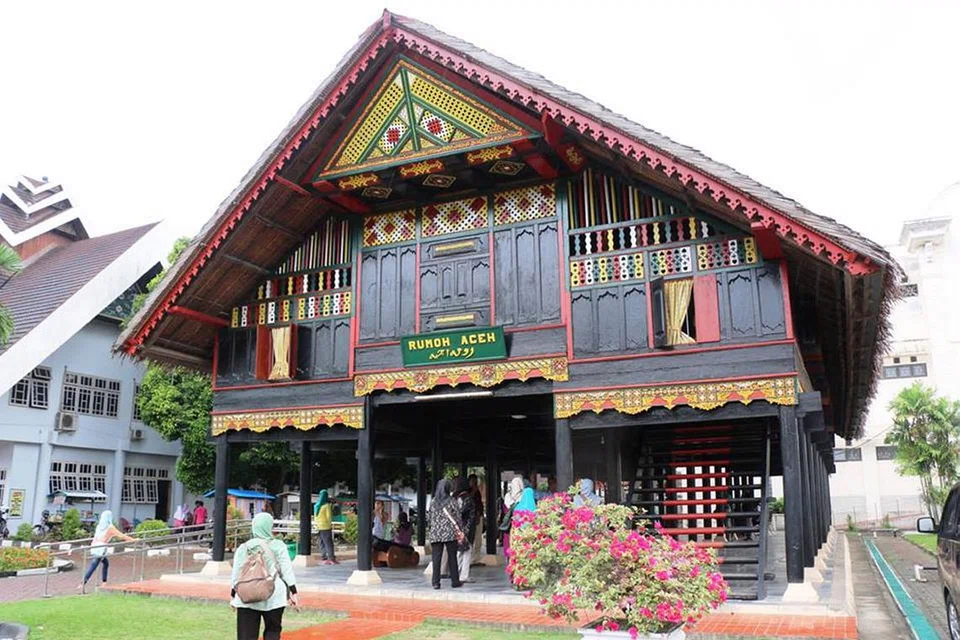 MASIH TERPELIHARA: Salah sebuah rumah tradisional yang terus kekal di Aceh dan menjadi tarikan pelancong. 