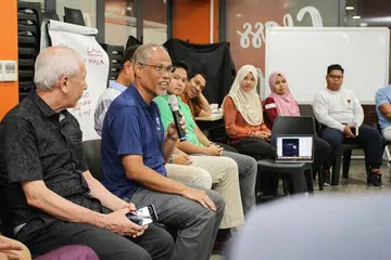 PERKUAT MASYARAKAT: Encik Masagos (atas) akur M Kuasa Tiga (M³) yang meliputi Muis, Mendaki dan Mesra akan diperkuatkan lagi bagi membina Masyarakat Cemerlang. Dalam foto yang diambil pada Ogos 2019 ini, beliau sedang mempengerusikan satu sesi dialog. - Foto fail.