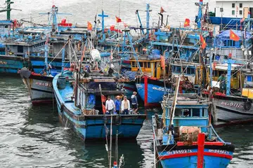 SEDIA HADAPI TAUFAN: Taufan Noru diramal melanda Vietnam dengan orang ramai digesa agar berjaga-jaga dan berpindah ke tempat lebih selamat. 