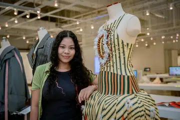 Cik Nur Rynna Shazrina Mohammed Iskandar, menghasilkan koleksi fesyen yang diilhamkan daripada isu kemampanan dan alam semula jadi. Koleksi itu dinamakan ‘Tropical Threads’, menampilkan penggunaan fabrik dan bahan yang dikitar semula serta bahan terpakai yang diberi nafas baru untuk kegunaan lain.