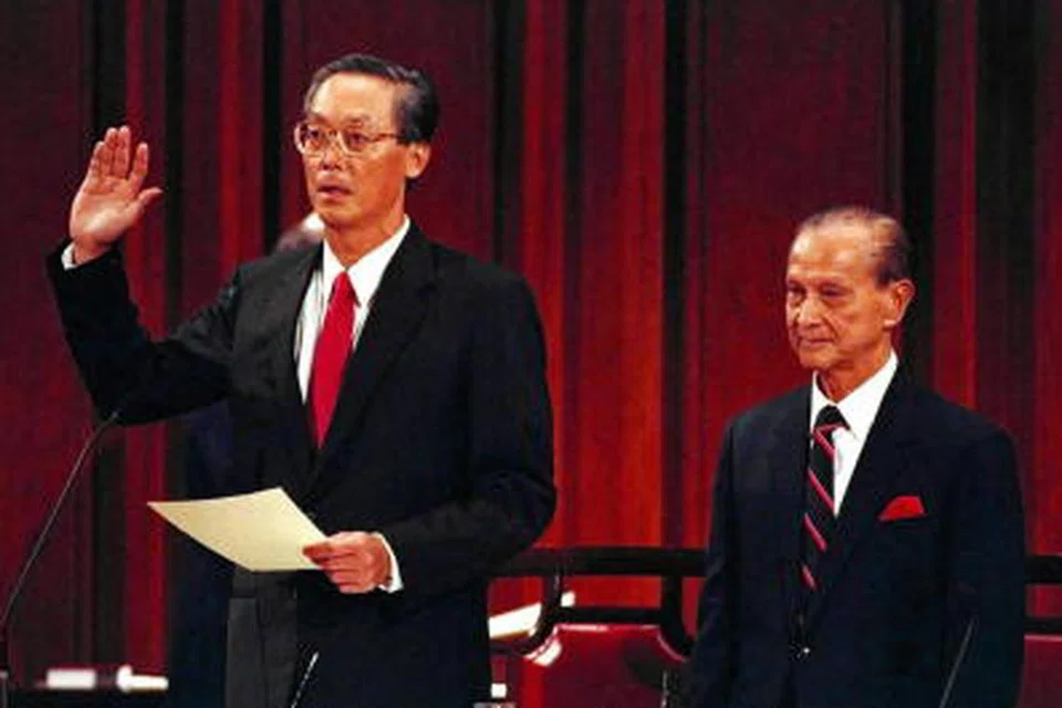 Encik Goh Chok Tong (kiri) mengangkat sumpah di hadapan 200 tetamu di Dewan Bandaraya. Beliau disaksikan oleh Presiden Singapura ketika itu, Encik Wee Kim Wee. 