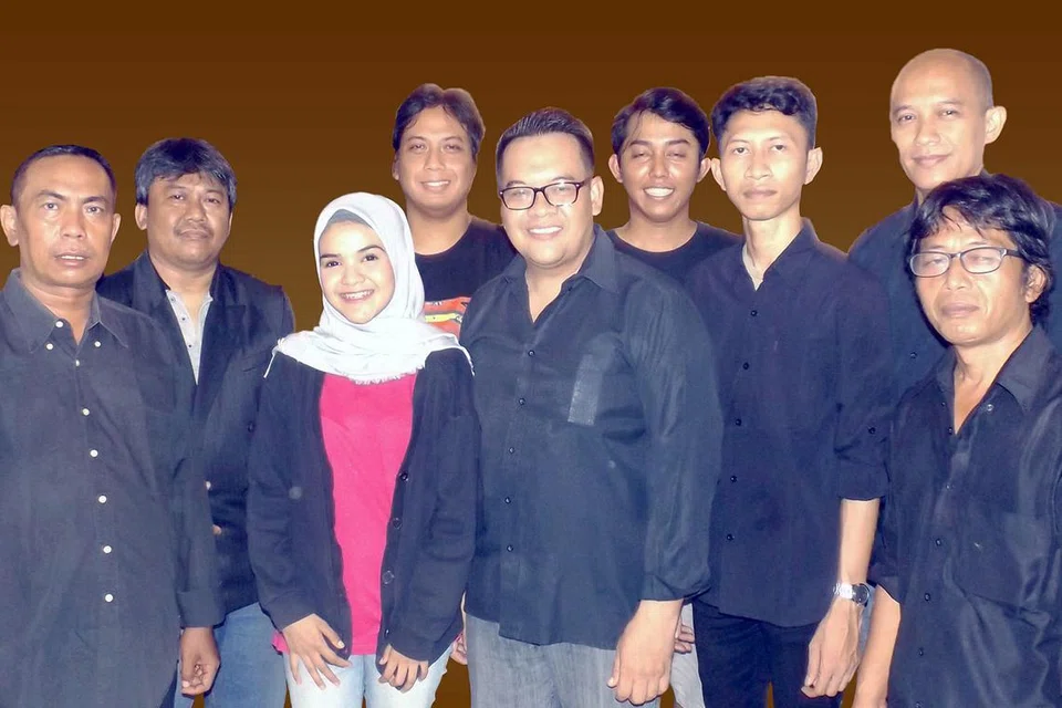 BUAI JIWA: Kumpulan pemuzik dari Indonesia, Ensemble Keroncong Eljasqee (atas), memberi kesegaran pada irama keroncong dan bakal mengiringi persembahan bertenaga bakat tempatan Rudy Djoharnaen. - Foto ESPLANADE
